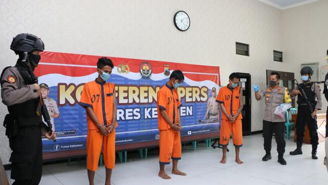 Polres Kebumen meringkus tiga napi asimilasi dari Lapas Terbuka Nusakambangan karena pencurian sepeda motor. (Dok. Polres Kebumen, Liputan6.com/Galoeh Widura)