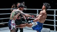 Aksi Wanpadej Looksuan saat mengalahkan Petphadan Jitmuangnon lewat KO di detik terakhir laga Muay Thai di ONE Friday Fights 51 pada Jumat (9/2/2024) di Lumpinee Boxing Stadium, Bangkok, Thailand.