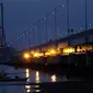 Suasana di jembatan Suramadu pada malam hari. Jembatan Suramadu tampak indah menyusul menyalanya lampu penerangan jalan umum (PJU) di sepanjang jembatan, pada malam tahun baru 2010. (Antara)