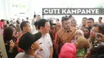 Sehari jelang cuti kampanye, Kantor Gubernur DKI Jakarta Basuki Tjahaja Purnama atau Ahok dibanjiri warga yang ingin mengadukan masalah. Selain itu, warga juga memanfaatkan kesempatan bertemu Ahok untuk foto bersama.