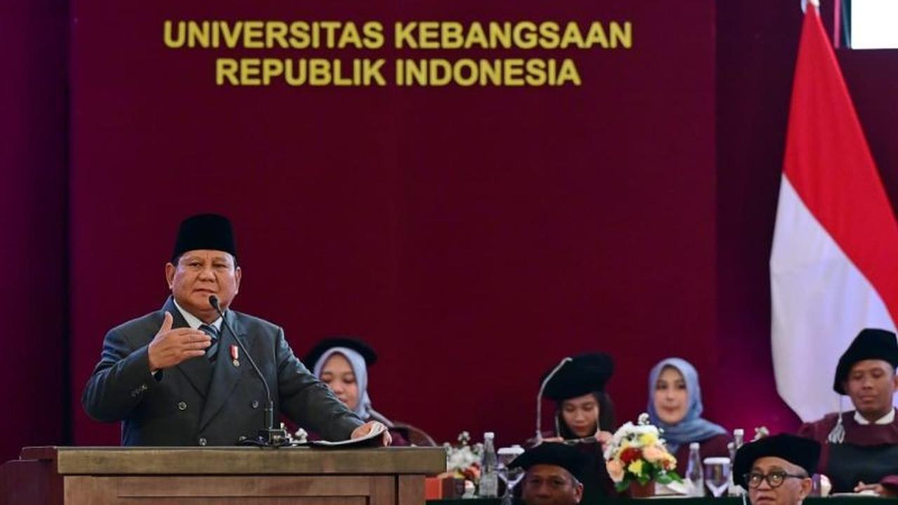 Momen Langka Prabowo Nyanyi Kasih Ibu Bareng Wisudawan UKRI, Bikin Haru Satu Aula