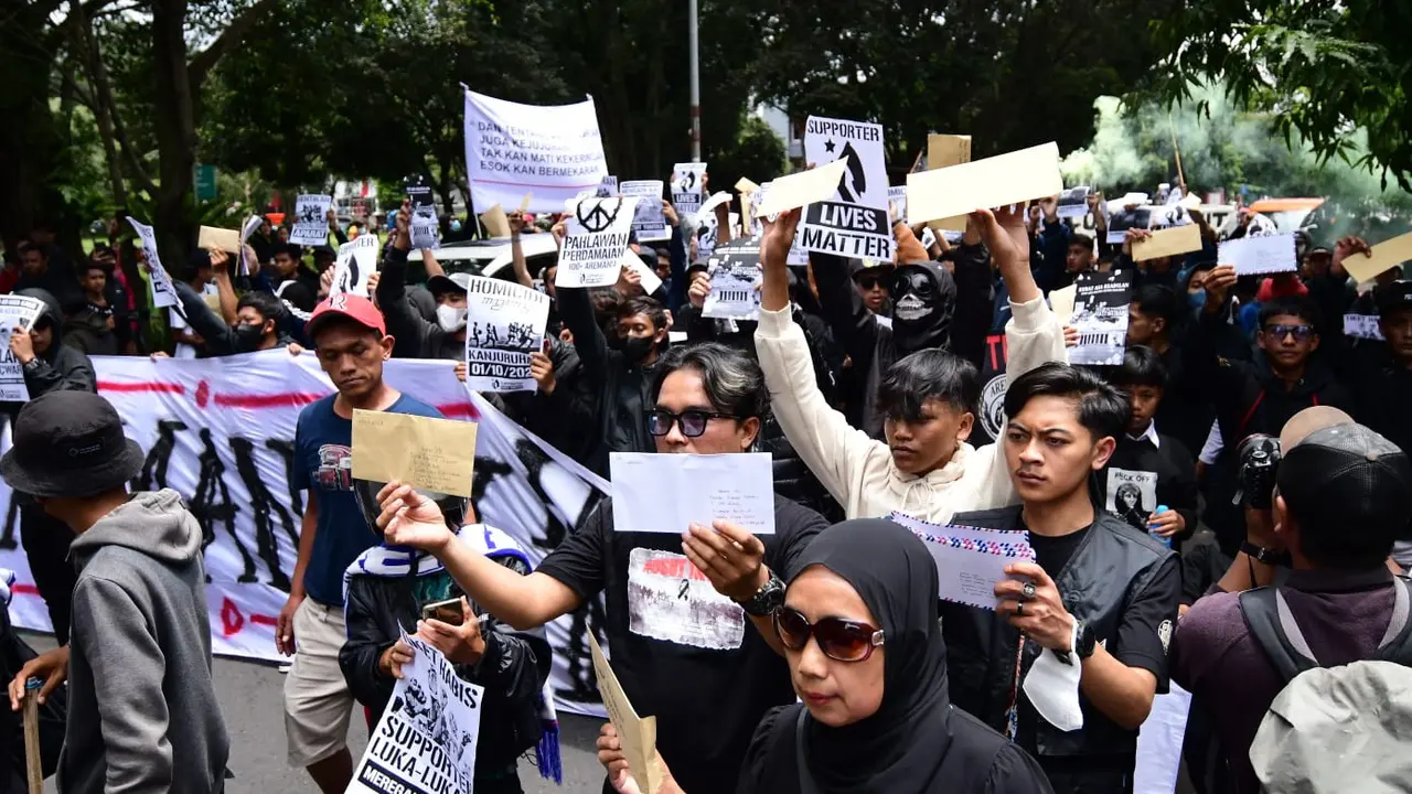 Ratusan Aremania menyurati Jokowi terkait kasus hukum Tragedi Kanjuruhan. (Zainul/Liputan6.com)