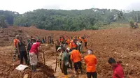 Tim gabungan berpencar dalam empat sektor pencarian korban longsor di Salem, Kabupaten Brebes, Jawa Tengah. (Liputan6.com/Fajar Eko Nugroho)
