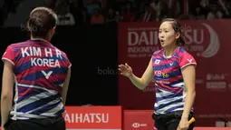 Chae Yoo-jung (kanan) mengatur strategi bersama    Kim Hye-rin saat melawan Greysia/Apriyani pada perempatfinal Daihatsu Indonesia Master 2018 di Istora Senayan, Kamis (26/1/2018). Greysia/Apriyani menang 21-16,21-15 (Bola.com/Nick Hanoatubun)