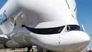 Pesawat Airbus Beluga XL setelah berhasil melakukan uji coba penerbangan perdananya di bandara Toulouse-Blagnac, Prancis, Kamis (19/7). Penerbangan perdana ini memakan waktu 3,5 jam sebelum kembali mendarat di bandara Toulouse. (AP/Frederic Scheiber)