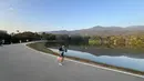 Suasana tenang di sekitar Danau Angkaew membuat lokasi ini menjadi favorit warga untuk berolahraga. (Bola.com/Bagaskara Lazuardi)