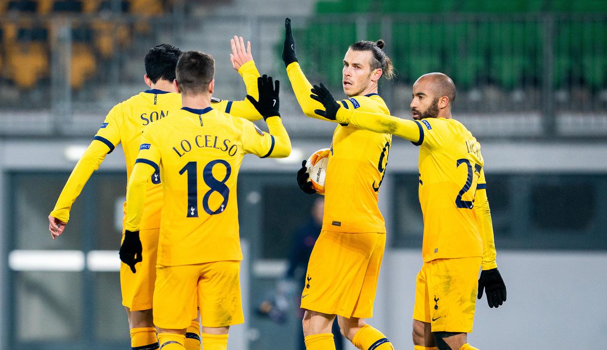 Penyerang Tottenham Hotspur, Gareth Bale, merayakan gol yang dicetaknya ke gawang LASK pada laga lanjutan Liga Europa di Linzer Stadium, Jumat (4/12/2020) dini hari WIB. Tottenham bermain imbang 3-3 lawan LASK. (AFP/Georg Hochmuth/APA)