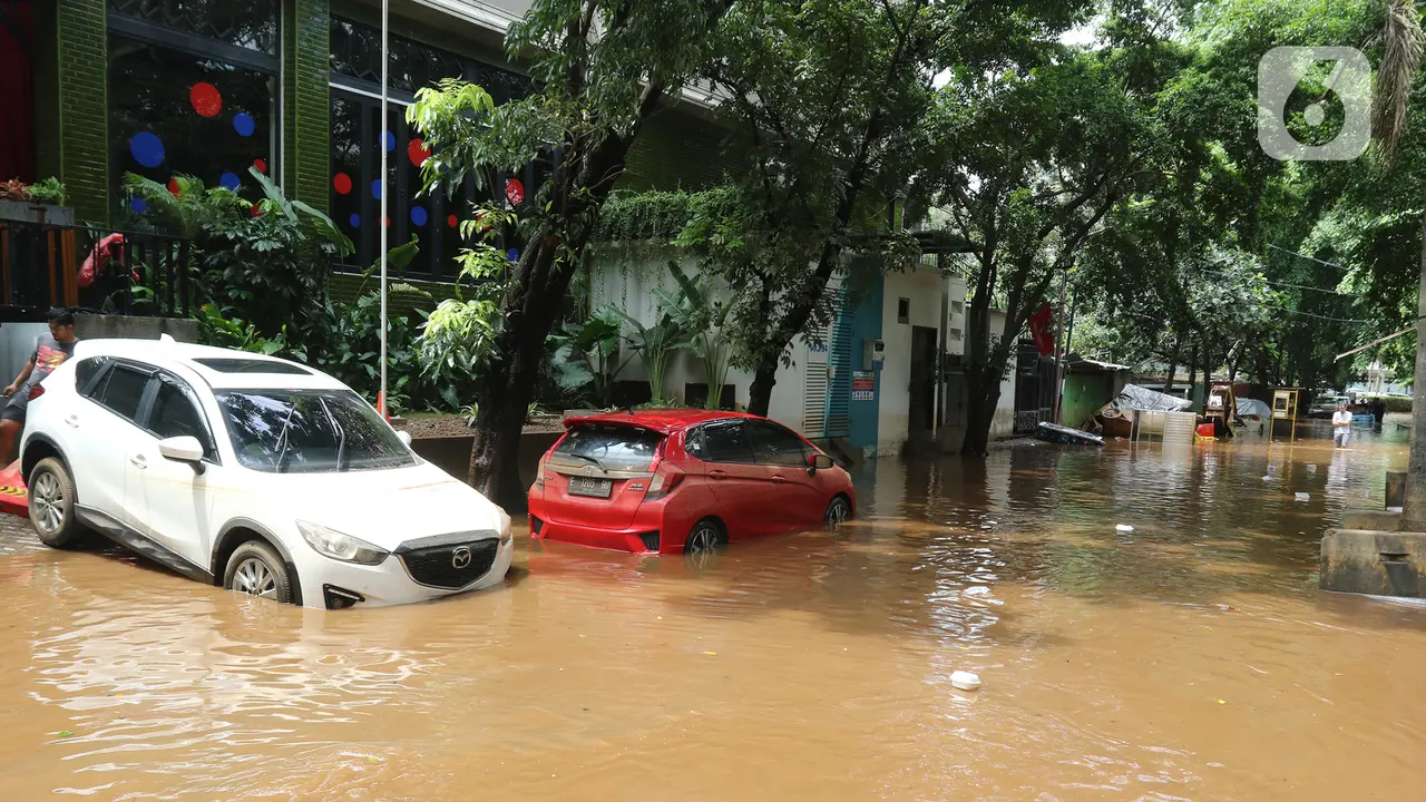 Banjir Rendam Sejumlah Mobil di Kemang
