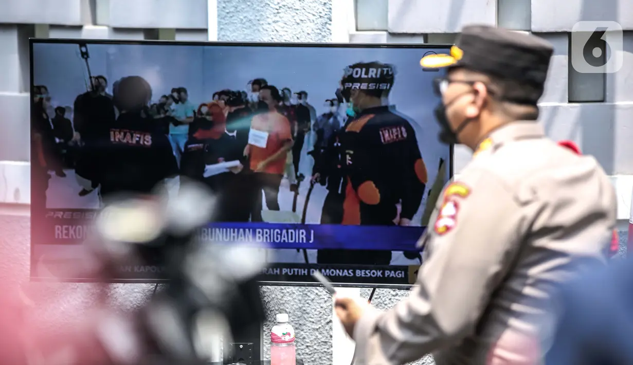 Sebuah layar monitor menayangkan reka adegan saat rekonstruksi kasus dugaan pembunuhan berencana Brigadir J di kawasan Duren Tiga, Jakarta, Selasa (30/8/2022). Polri menyatakan, rekonstruksi kasus pembunuhan berencana Brigadir J alias Nofriansyah Yosua Hutabarat digelar di tiga tempat dengan totalnya ada 78 adegan reka ulang yang akan dilakukan. (Liputan6.com/Faizal Fanani)