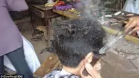 Unik! Cukur Rambut Pakai Besi Panas