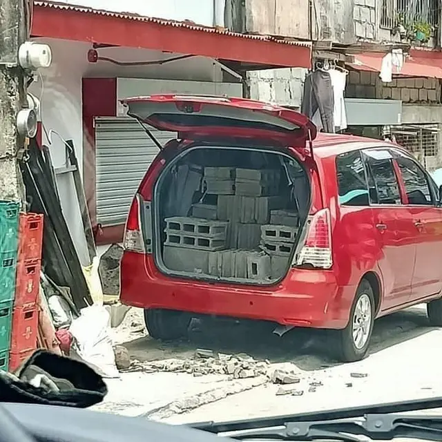 6 Potret Angkut Perkakas Tukang Bangunan Pakai Mobil Ini Bikin Heran