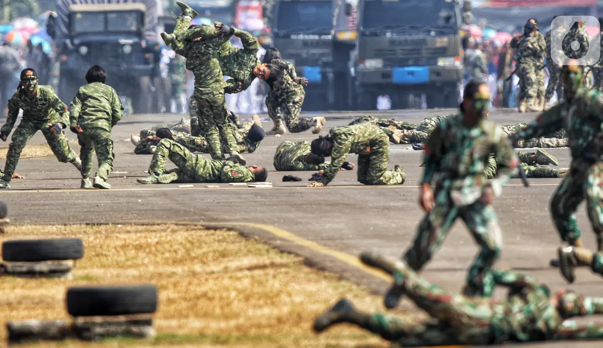 Atraksi bela diri prajurit TNI pada perayaan HUT ke-74 TNI di Taxy Way Echo Lanud Halim Perdanakusuma, Jakarta Timur, Sabtu (5/10/2019). Selain bela diri, HUT ke-74 TNI juga menampilkan atraksi terjun payung. (Liputan6.com/JohanTallo)