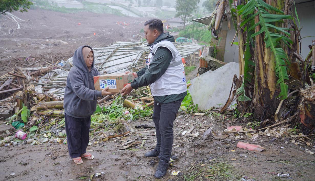 Bencana banjir disertai tanah longsor melanda Desa Pasirlangu, Kecamatan Cisarua, Kabupaten Bandung Barat, Jawa Barat, Sabtu (24/06), setelah hujan deras mengguyur wilayah tersebut selama dua hari berturut-turut.