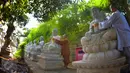 Dua orang bhiksu membersihkan patung di  Vihara Mahavira Graha Semarang , Sabtu ( 21/5/2016). Kegiatan ini dilakukan untuk menyambut hari Waisak besok. (Gholib)