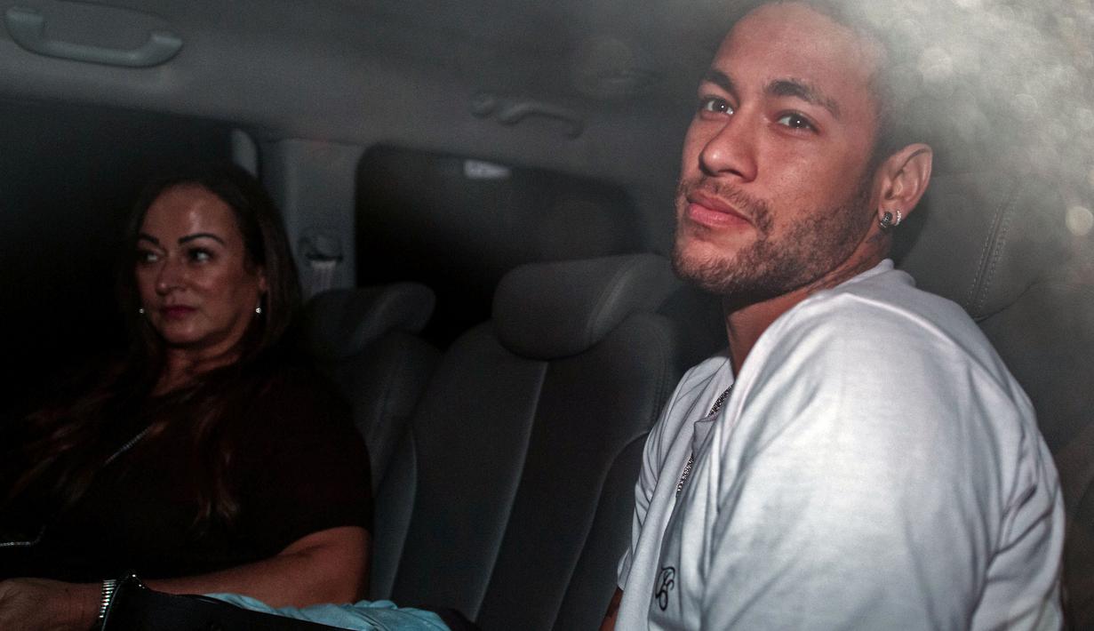 Neymar ditemani Ibunya, Nadine Goncalves Da Silva saat tiba di Mater Dei Hospital, Belo Horizonte, Brasil, (2/3/2018). Neymar mengalami retak pada tulang metatarsal saat memperkuat PSG melawan Olympique Marseille. (AFP/Nelson Almeida)