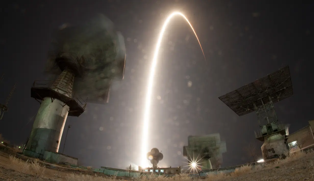 Suasana peluncuran roket ke Stasiun Luar Angkasa Internasional (ISS), Kazakhstan, Rabu (21/3). Ketegangan antara AS dengan Rusia tidak mempengaruhi kerja sama antara tiga kru yang berangkat. (AP Photo/Dmitri Lovetsky)