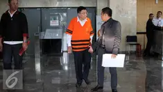 Dirut PT Traya Tirta Makassar Henky Widjaya usai menjalani pemeriksaan terkait kasus dugaan suap kerjasama rehabilitasi kelola dan transfer untuk instalasi pengelolaan PDAM Kota tahun 2006-2012, Jakarta, Selasa (4/8/2015). (Liputan6.com/Helmi Afandi)