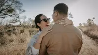 Potret Darma Mangkuluhur Lamar Kekasih di Tengah Alam Liar Afrika Selatan