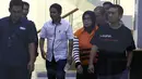 Tersangka anggota Komisi VII DPR RI Eni Maulani Saragih usai menjalani pemeriksaan dan menuju mobil tahanan di Gedung KPK Jakarta, Sabtu (14/7). KPK juga menahan tersangka Johannes Budisutrisno Kotjo. (Liputan6.com/Johan Tallo)