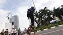 Salah satu penggemar sepeda BMX melakukan trik atraksi freestyle, Jakarta, Minggu (14/12/2014) ( Liputan6.com/Faizal Fanani)