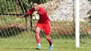 Striker Persija Jakarta, Addison Alves, menjadi kiper saat latihan di Lapangan Sutasoma, Halim, Jakarta, Minggu (25/2/2018). Persija kembali berlatih usai meraih gelar juara Piala Presiden 2018. (Bola.com/Asprilla Dwi Adha)