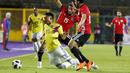 Pemain Kolombia, Johan Mojica (kiri) jatuh saat mencoba melewati dua pemain Mesir pada laga uji coba di "Atleti Azzurri d'Italia Stadium”, Bergamo, (1/6/2018). Mesir dan Kolombia bermain imbang 0-0. (AP/Antonio Calanni)