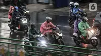 Pengendara sepeda motor melintas saat hujan mengguyur Jakarta, Senin (26/10/2020). BPBD DKI Jakarta mengeluarkan peringatan dini cuaca berupa potensi terjadinya hujan lebat disertai petir dan angin kencang dampak dari siklon tropis Molave hingga 27 Oktober 2020. (merdeka.com/Iqbal S. Nugroho)