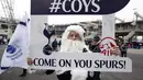 Kreatifitas seorang fan Tottenham Hotspurs dengan pakaian Sinterklas saat mendukung timnya pada lanjutan Premier League di White Hart Lane, (18/12/2016). (Action Images via Reuters/Paul Childs) 