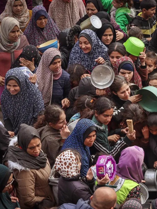Potret Antrean Warga Palestina saat Pembagian Makanan di Lokasi Pengungsian
