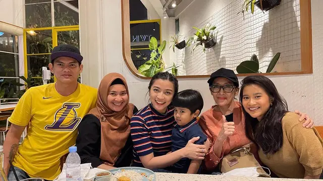 6 Potret Kebersamaan Karlie Fu Suami Ikke Nurjanah dan Anak Sambung