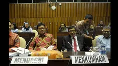Mendagri Tjahjo Kumolo dan Menkumham Yasona Laoly saat mengikuti rapat dengan Komisi II DPR di Gedung Nusantara, Kompleks Parlemen Senayan, Jakarta, Senin (19/1/2015). (Liputan6.com/Andrian M Tunay)