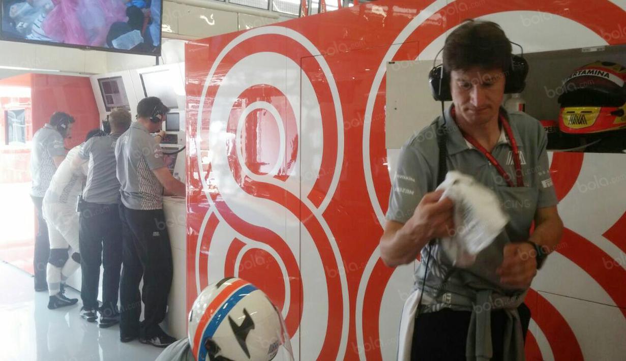 Rio Haryanto dan Tim Teknisi Manor Racing berdiskusi di pojokan garasi 88 usai menjalani free practice ke-2 dengan MRT 05 di Sirkuit Red Bull Ring, Austria, (1/7/2016). (Bola.com/Reza Khomaini)