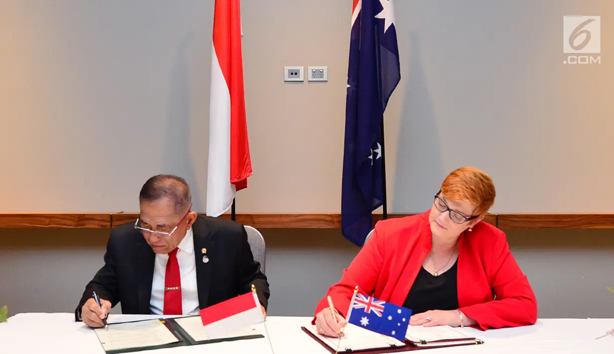 Menteri Pertahanan RI Ryamizard Ryacudu (kiri), Menteri Pertahanan Australia Marise Payne saat menandatangani perpanjangan perjanjian kerja sama Indonesia-Australia di Perth, Australia, Kamis (1/2). (Liputan6.com/Pool/Kemenhan)