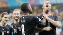 Kapten Austria, David Alaba, meremas mulut Marko Arnautovic saat merayakan gol ke gawang Makedonia Utara. Aksi itu dilakukan Alaba karena rekannya tersebut terindikasi melakukan Selebrasi Berbau Rasis. (Robert Ghement/Pool via AP)