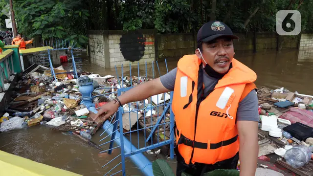 FOTO: Petugas UPK Badan Air DLH DKI Jakarta Berjibaku Bersihkan Sumbatan Aliran Air Kali Mampang
