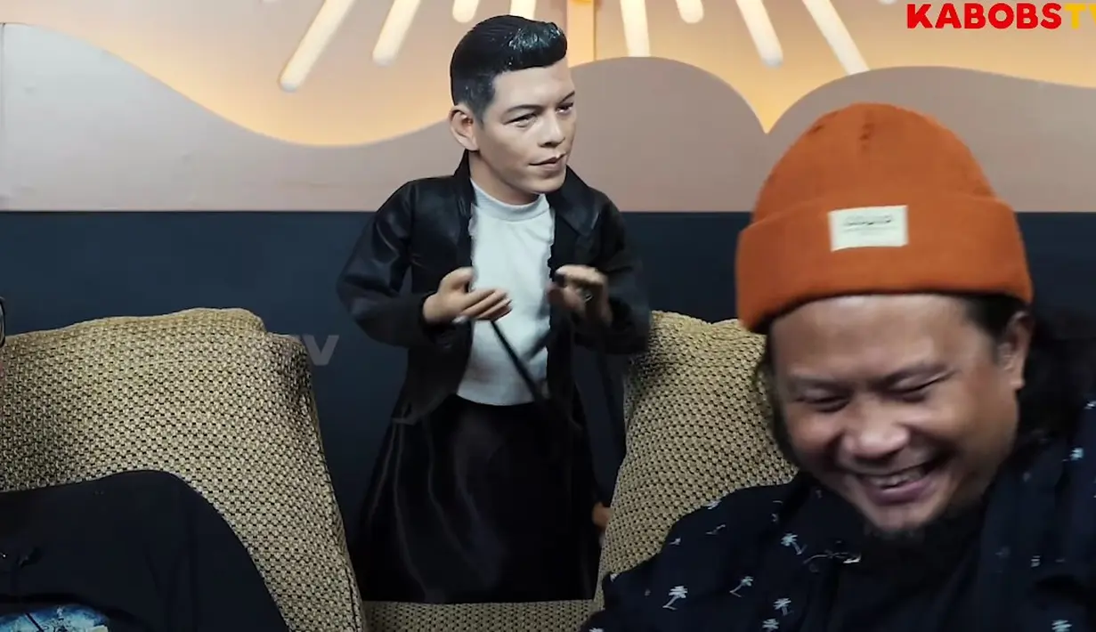 Reza eks NOAH dan Andika eks Peterpan reuni untuk berbincang kocak dengan boneka mirip Ariel NOAH yang diberi nama Aral. (Foto: Dokumentasi YouTube KABOBS TV)