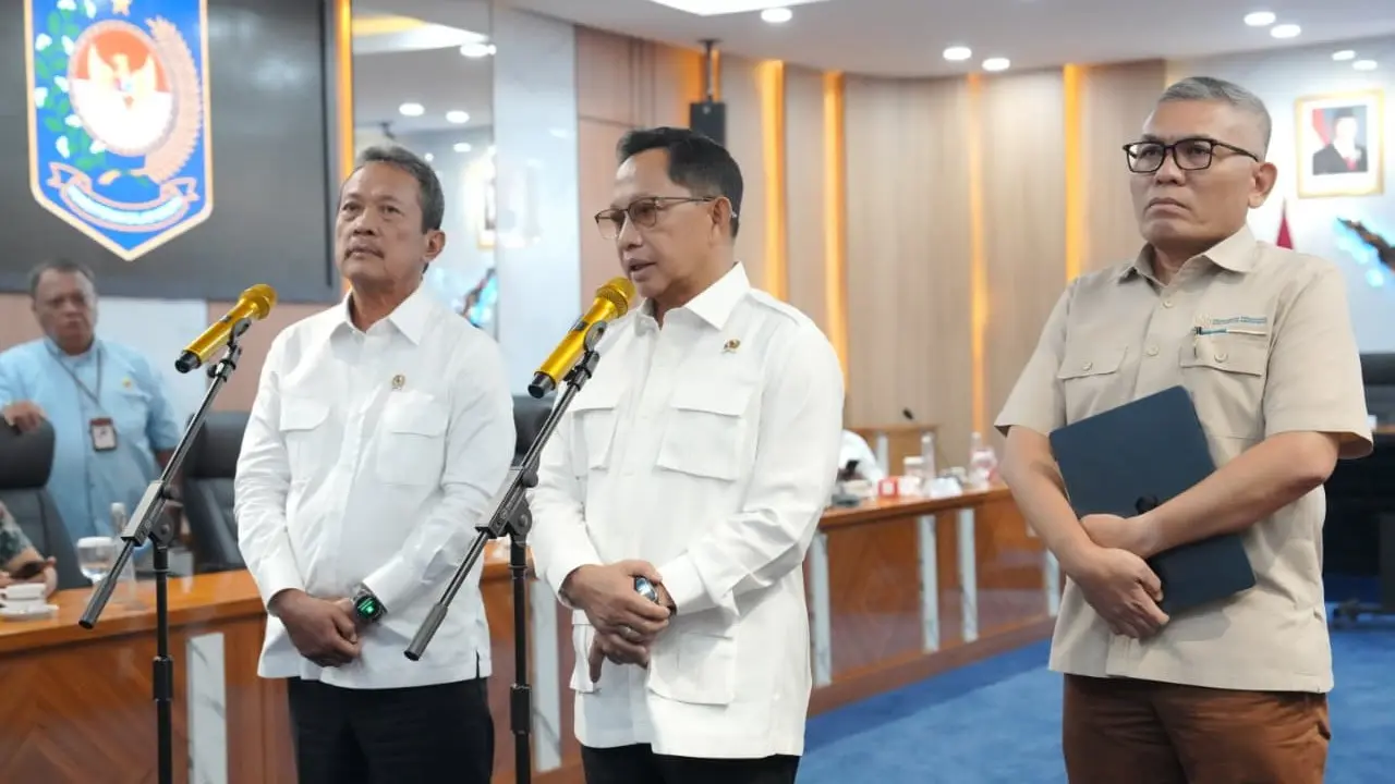 Mendagri Muhammad Tito Karnavian (tengah) bersama  Menteri Kelautan dan Perikanan Sakti Wahyu Trenggono dan Plt Dirjen Perumahan Perdesaan Kementerian Perumahan dan Kawasan Permukiman (PKP) Teddy Paul H. Siagian.