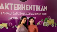 Raisa Andriana dan Isyana Sarasvati dalam acara talkshow Sunsilk #TakTertahankan yang dilaksanakan di Ecology Bistro Kemang pada Senin (7/10/2019). (dok. Liputan6.com/Novi Thedora)