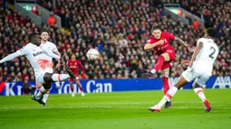 Pemain Liverpool Darwin Nunez melakukan tendangan ke gawang West Ham United pada pertandingan sepak bola Liga Inggris di Stadion Anfield, Liverpool, Inggris, 19 Oktober 2022. Liverpool mengalahkan West Ham United dengan skor 1-0. (AP Photo/Jon Super)