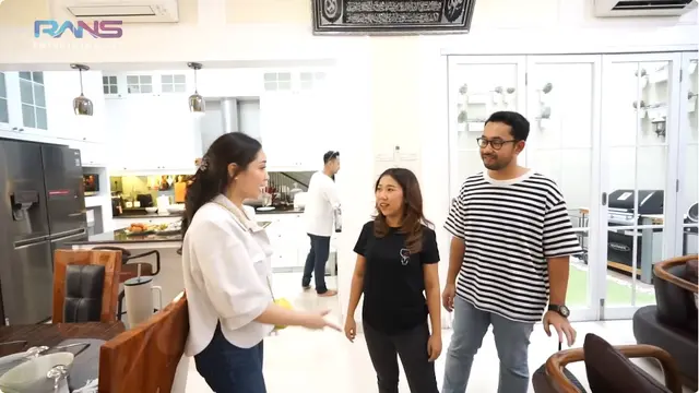 Potret Ruang Keluarga Rumah Kiky Saputri (YouTube Rans Entertainment)