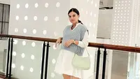 Gaya lain bisa dengan menggunakan mini dress seperti Audi Marissa. Penambahan vest rajut melengkapi busana dengan gaya kasual. [Instagram/audimarissa]