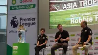 Legenda Liverpool Robbie Fowler (tengah) saat memeriahkan acara tur trofi Liga Inggris di Jakarta dengan didampingi&nbsp;Direktur Marketing bp-AKR Vanda Laura (kiri) dan Direktur Marketing Castrol Indonesia&nbsp;Augustnine Adrianto (kanan) di Gandaria City, Jakarta Selatan, Sabtu (11/2/2023). (Istimewa)