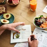 Pola makan sehat dalam metode intermittent fasting 16:8 yang membantu menjaga keseimbangan energi tubuh selama beraktivitas. [Dok/Freepik.com/rawpixel].