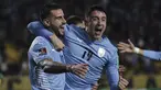 Gelandang Uruguay, Gaston Pereiro berselebrasi dengan Sebastian Coates setelah mencetak gol ke gawang Ekuador pada lanjutan Kualifikasi Piala Dunia 2022 zona Amerika Selatan di Estadio Campeón del Siglo, Jumat (10/9/2021). Uruguay menang tipis 1-0 lewat gol gasto Pereiro. (Raul Martinez/Pool via AP)