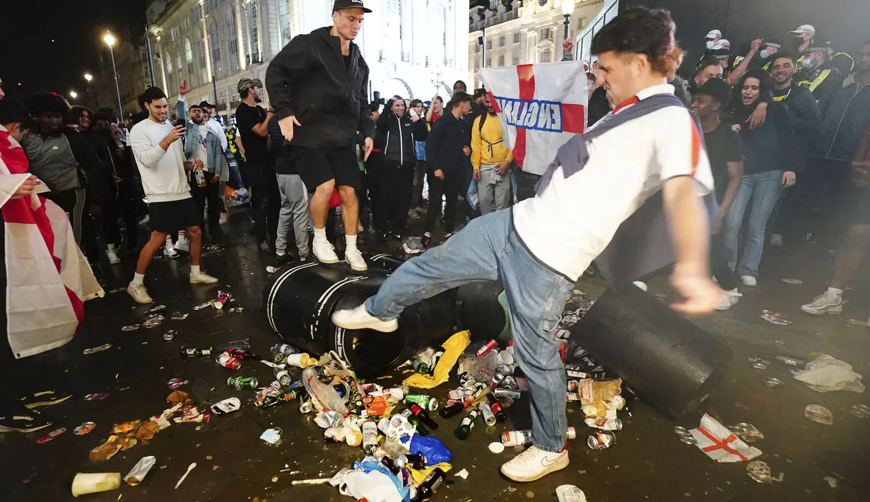 Fans yang tak terima kekalalahan tim kebanggaanya kalah pun meluapkan kekecewaanya dengan merusak fasilitas umum dan membuang sampah sembarangan. (Foto:AP/Victoria Jones)