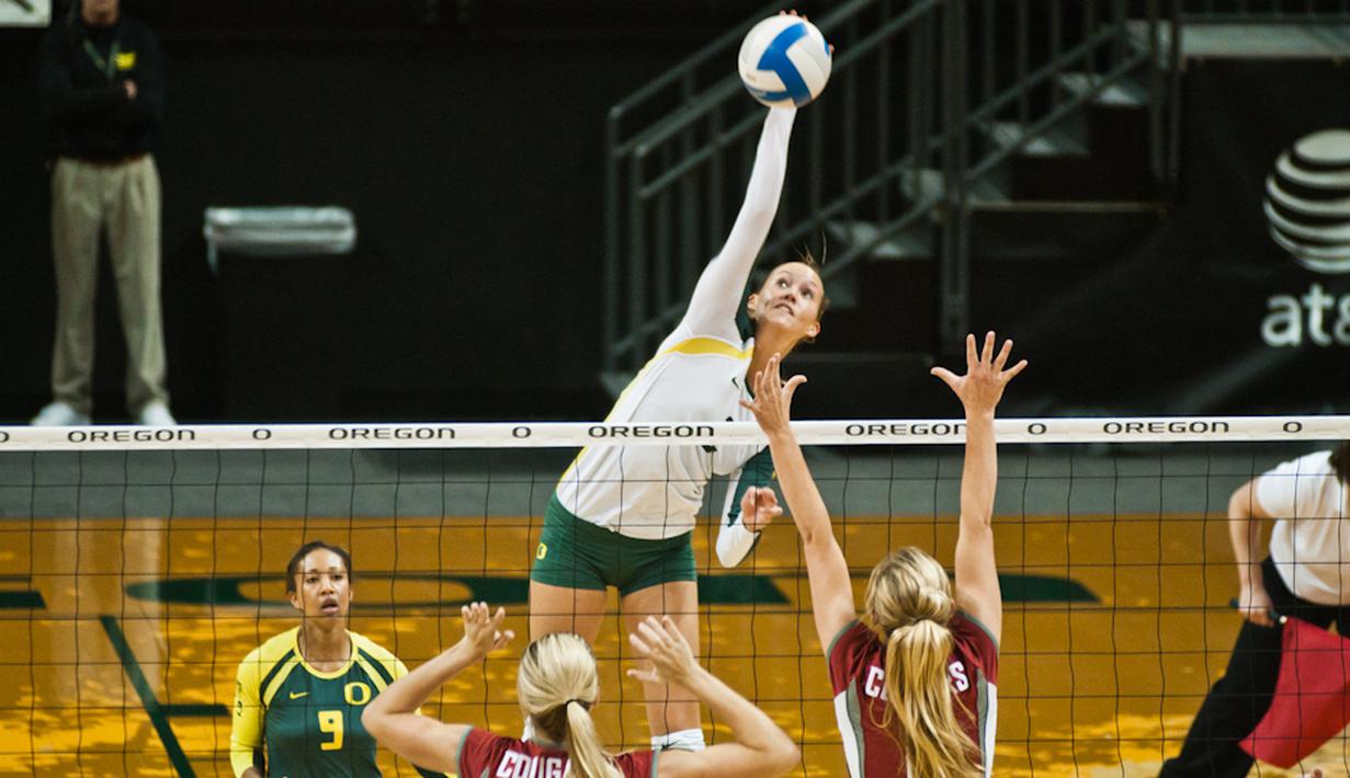 Alaina Bergsma saat tampil bersama tim putri Oregon. (chandlermuseum.org)