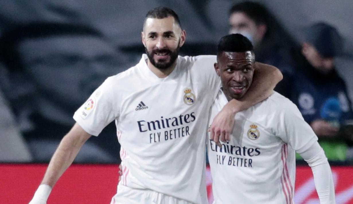 Striker Real Madrid, Karim Benzema bersama Vinicius Junior melakukan selebrasi usai mencetak gol ke gawang Granada pada laga Liga Spanyol di Stadion Alfredo Di Stefano, Kamis (24/12/2020). Real Madrid menang dengan skor 2-0. (AP/Bernat Armangue)