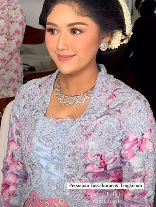 Sempurnakan tampilan ayunya, rambut Erina Gudono ditata gulung tekuk dengan hiasan roncean melati [@erinagudono]