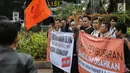 Sejumlah massa yang tergabung dalam Gerakan Mahasiswa Pembebasan (GMP) membentangkan spanduk saat menggelar aksi unjuk rasa Silang Monas, Jakarta, Rabu (12/7). Dalam aksinya mereka menolak Perppu pembubaran Ormas Islam. (Liputan6.com/Faizal Fanani)
