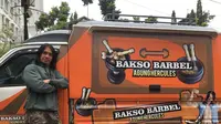 Agung Hercules salah seorang pesohor yang bisnis bakso. Ia menamakan baksonya "Bakso Barbel" (Dok.Instagram/@agungnhercules88/https://www.instagram.com/p/Bn5gaH0AoXr/Komarudin)